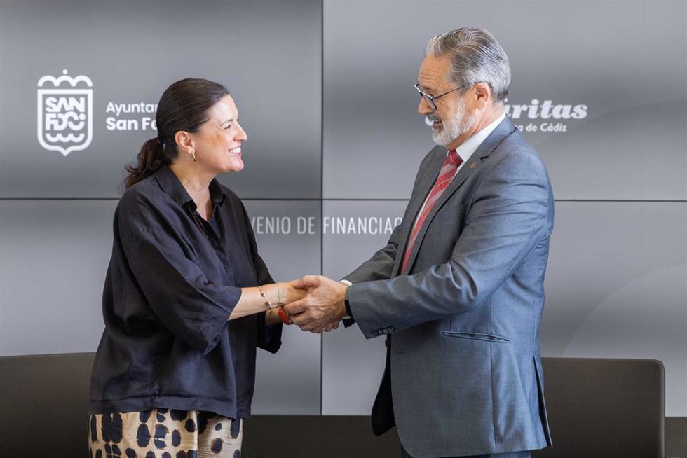 La alcaldesa de San Fernando, Patricia Cavada, durante la firma de los convenios con la Asociación Benéfica El Pan Nuestro y Cáritas Diocesana de Cádiz y Ceuta.