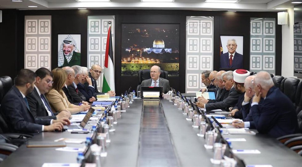 El primer ministro palestino, Mohamed Mustafá, junto con su gabinete en una reunión