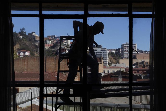 Valparaiso, 26 de abril 2024. Un trabajador realiza labores de reparacion en un departamento en Valparaiso. A partir de hoy se pone en marcha la reduccion paulatina de la jornada laboral a 40 horas semanales Raul Zamora/Aton Chile