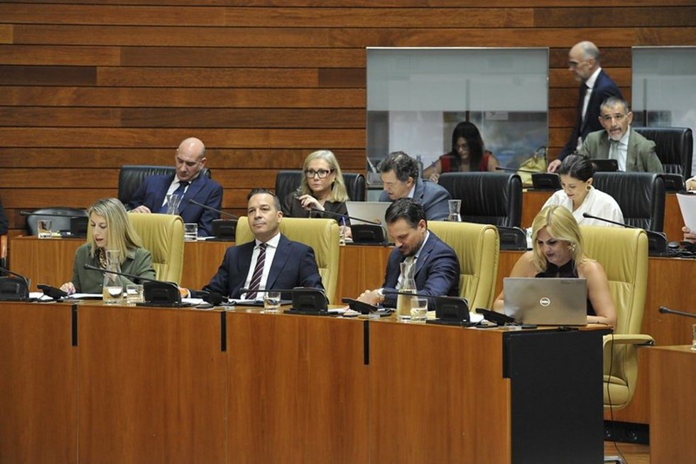 La presidenta de la Junta, María Guardiola, los vicepresidentes Óscar Fernández y Abel Bautista, y la consejera de Hacienda, Elena Manzano, en el pleno de los presupuestos de este miércoles en la Asamblea
