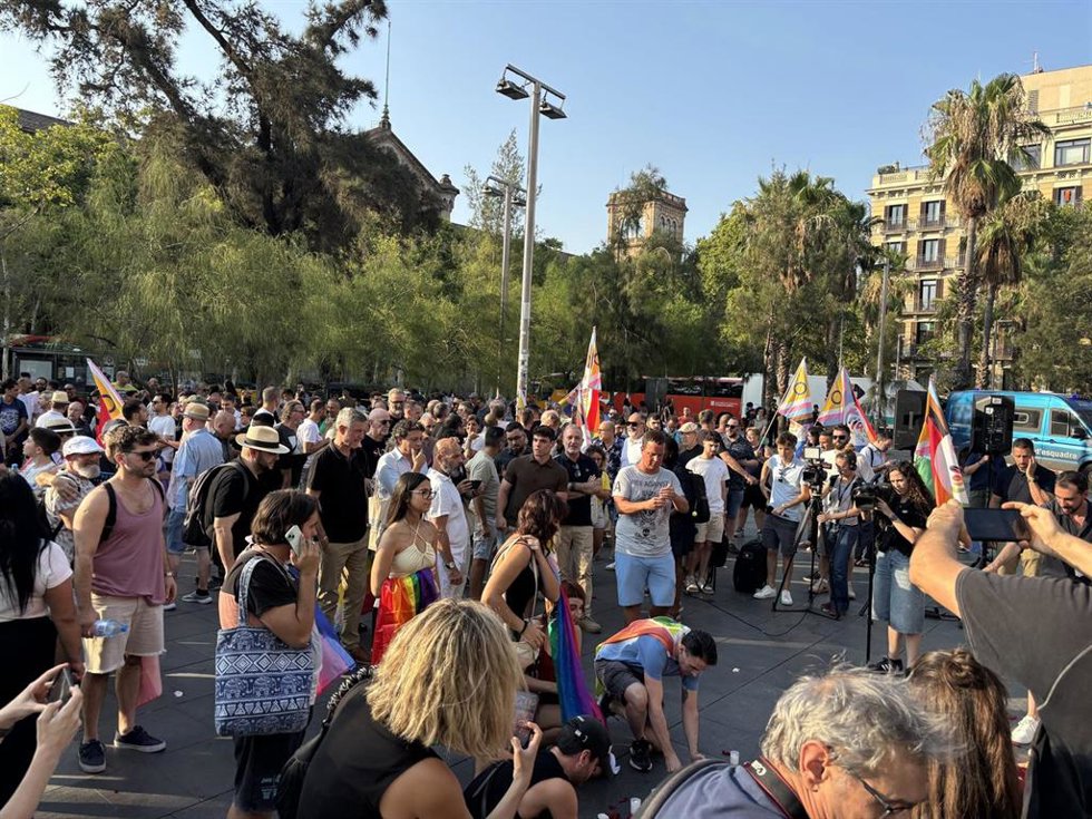 Un centenar de manifestantes en Barcelona en solidaridad con las víctimas del Pride de Berlín