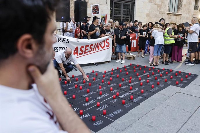 Víctimas de la dana y representantes de unas 200 entidades han homenajeado en la tarde noche de este miércoles en València a las 231 personas que perdieron la vida en la trágica barrancada del 29 de octubre de 2024 con un velatorio simbólico
