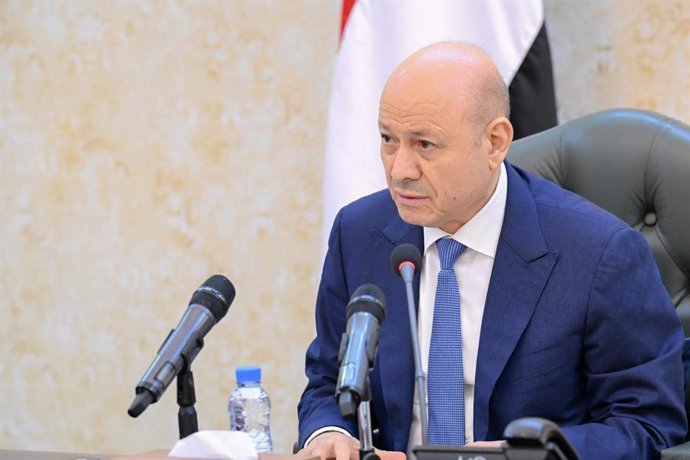 Archivo - May 28, 2025, Aden, Aden, Yemen: Yemeni President Rashad Mohammed Alimi, Chairman of the Presidential Leadership Council, attends a cabinet meeting, attended by Prime Minister Salem Saleh bin Brik, at Maashiq Palace, Aden, Yemen