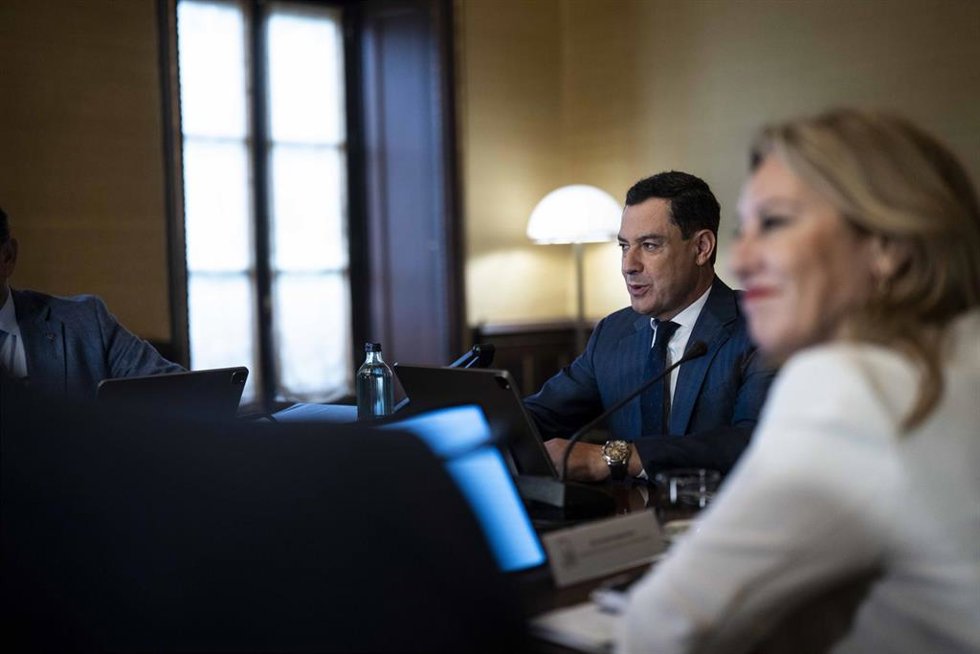 Archivo - El presidente de la Junta de Andalucía, Juanma Moreno, en una reunión del Consejo de Gobierno. (Foto de archivo).
