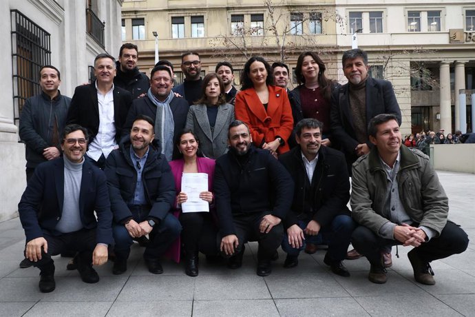 Santiago 29 de julio 2026. Alcaldes de oposicion concurren a La Moneda para entregar una carta al Presidente de la Republica rechazando el mecanismo de compensacion contemplado en la tramitacion de la Megarreforma de Hacienda.  Dragomir Yankovic/Aton