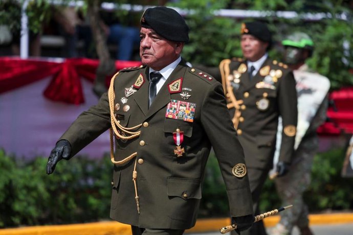 Perú.- Ministro de Defensa, César Astudillo, desfiló junto al Comando Chavín de Huántar