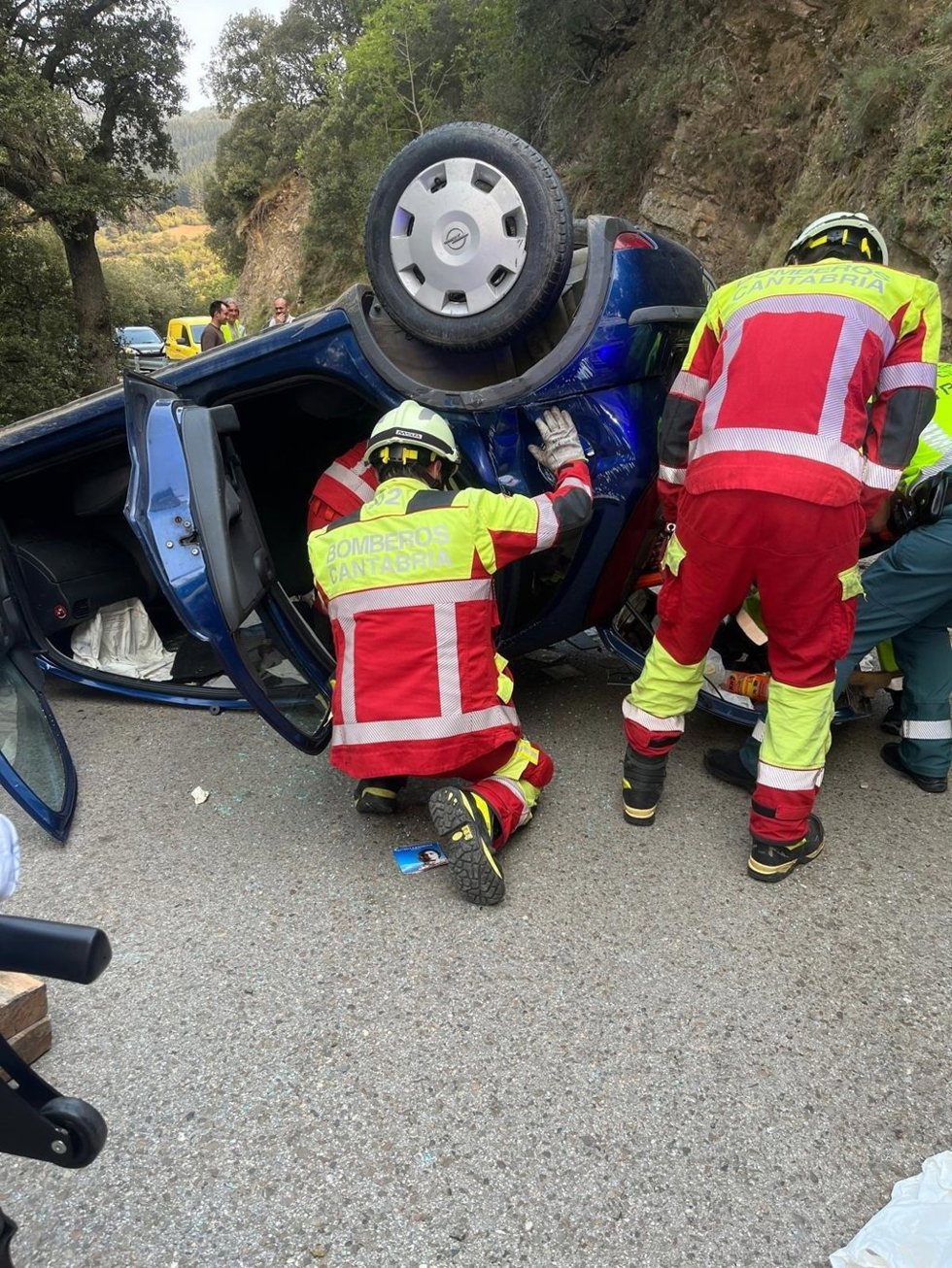 Los Bomberos desencarcelan a un hombre atrapado en su coche tras sufrir un accidente en Cillorigo de Liébana