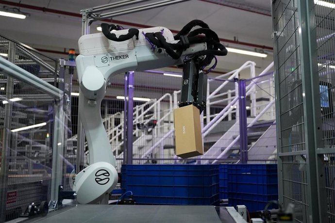 Uno de los robots inteligentes de Theker en las instalaciones de Mango