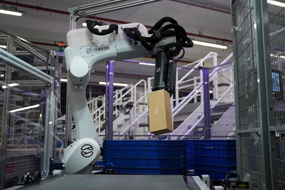 Uno de los robots inteligentes de Theker en las instalaciones de Mango