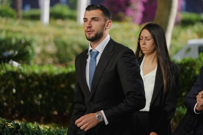 Archivo - El futbolista Rafa Mir a su llegada a la Audiencia Provincial de Valencia. ARCHIVO. 