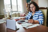 Foto: La huella de la precariedad: La pobreza crónica acelera el deterioro cognitivo y la atrofia cerebral