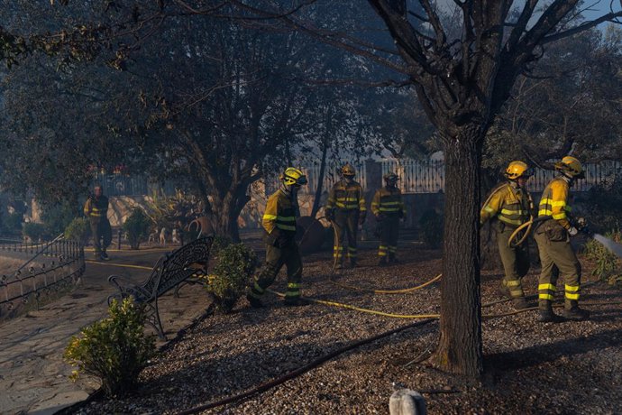 Vários bombeiros florestais durante as operações de combate a um incêndio florestal, em 29 de julho de 2026, em Fermoselle, Zamora, Castela e Leão (Espanha). Um incêndio florestal de nível 2 começou no Parque Natural dos Arribes do Duero, em Fer
