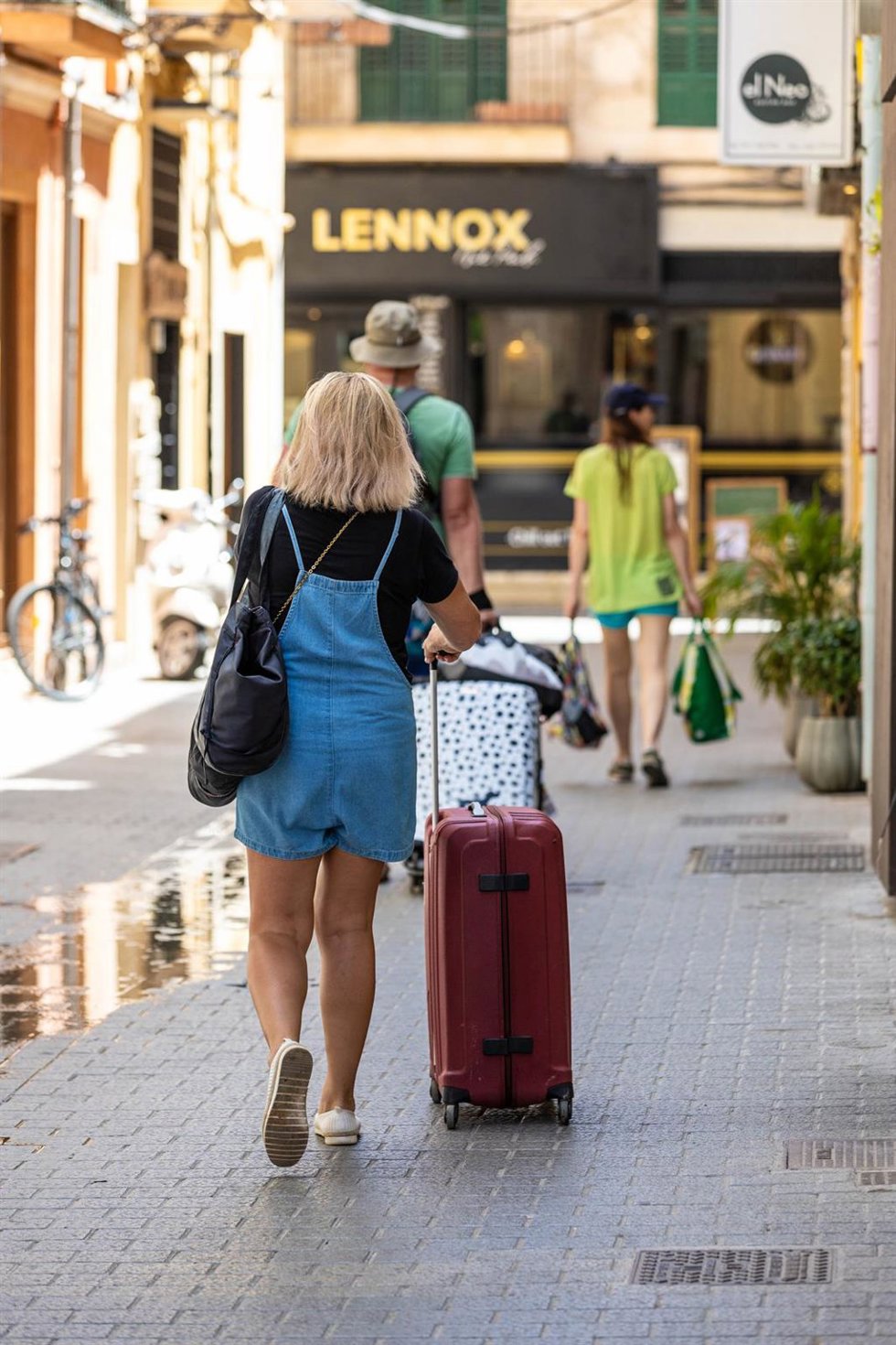 Archivo - Turistas con maletas caminan por el centro, a 15 de julio de 2023  
