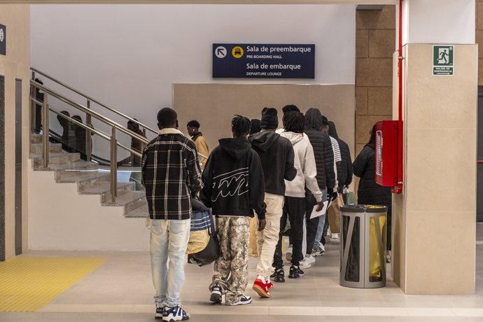 Varias personas salen del Centro de Estancia Temporal de Inmigrantes (CETI) de Ceuta, a 24 de febrero de 2026, en Ceuta (España). Desde enero se ha trasladado a más de 500 usuarios, aunque las instalaciones siguen sobreocupadas.