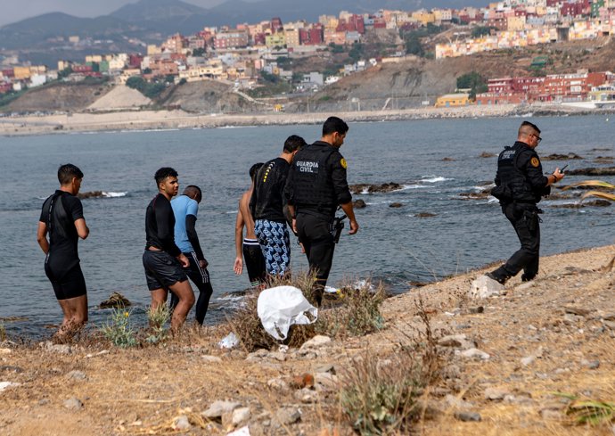 Patrullas marítimas españolas y marroquíes, con el apoyo del servicio de Salvamento Marítimo de España, llevan a cabo operaciones de rescate frente a la costa sur de Ceuta 