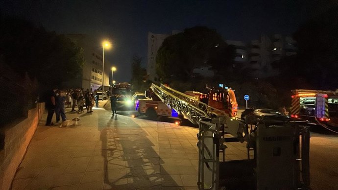 Efectivos intervienen en el incendio en una vivienda en Benalmádena en el que han fallecido dos menores