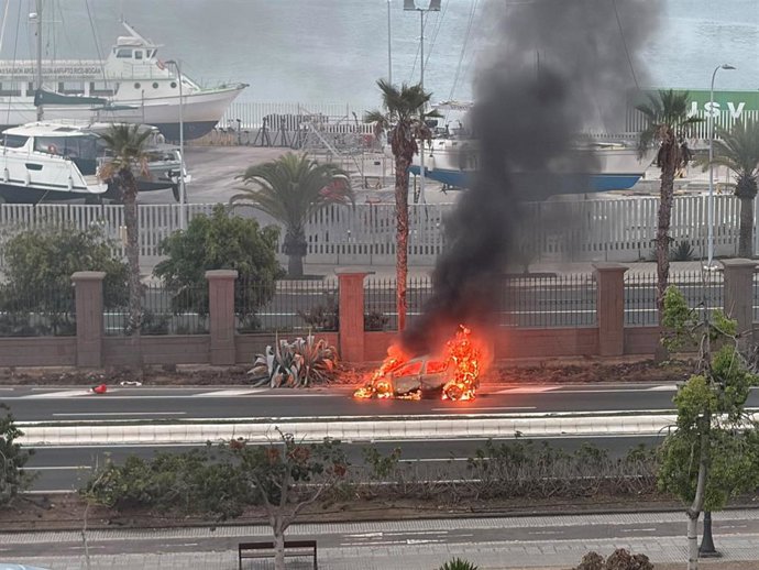 Un coche accidentado en la Avenida Marítima de Las Palmas de Gran Canaria ha ardido este jueves y provocado una importante columna de humo negro y el corte parcial de la vía a la altura del incidente.