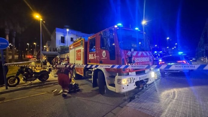 Actuación de los bomberos en el incendio de un sótano de Arahal (Sevilla)