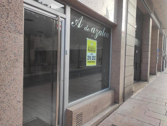 Archivo - Local cerrrado en alquiler en Oviedo, negocio, economía, crisis