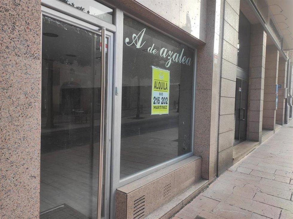 Archivo - Local cerrrado en alquiler en Oviedo, negocio, economía, crisis