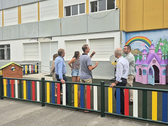 El consejero de Educación, Formación Profesional y Universidades, Sergio Silva, visita al CEIP Valdáliga