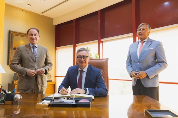 El vicepresidente segundo y consejero de Turismo, Justicia, Desregulación y Administración Local de la Junta de Andalucía, Manuel Gavira, mantiene un encuentro con la Confederación de Empresarios de Andalucía (CEA).