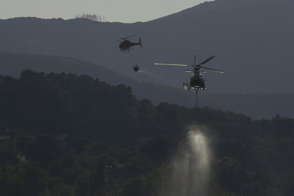 Helicópteros bombarderos trabajan en las tareas de extinción del incendio forestal de Ribas de Sil, a 12 de julio de 2026, en Ribas de Sil, Lugo, Galicia (España).