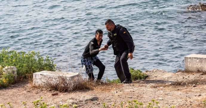 Patrullas marítimas españolas y marroquíes, con el apoyo del servicio de Salvamento Marítimo de España, llevan a cabo operaciones de rescate frente a la costa sur de Ceuta 