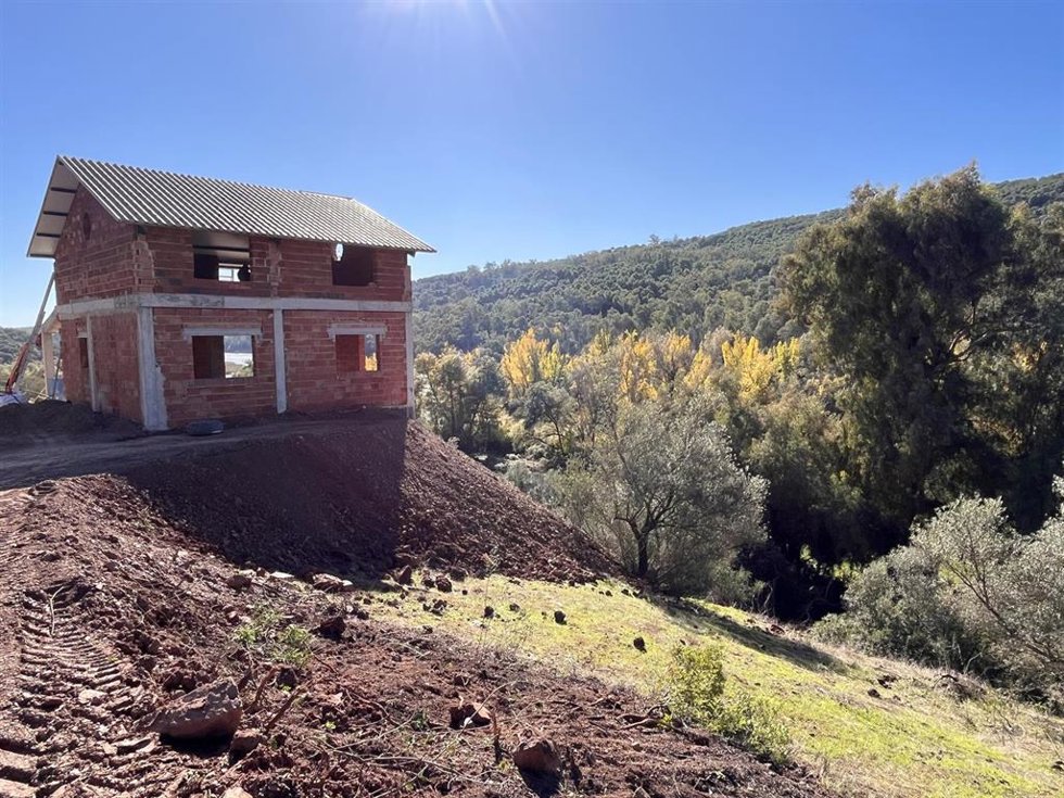 El Seprona investiga a dos personas por construir sin licencia una casa en suelo rústico protegido en Adamuz.