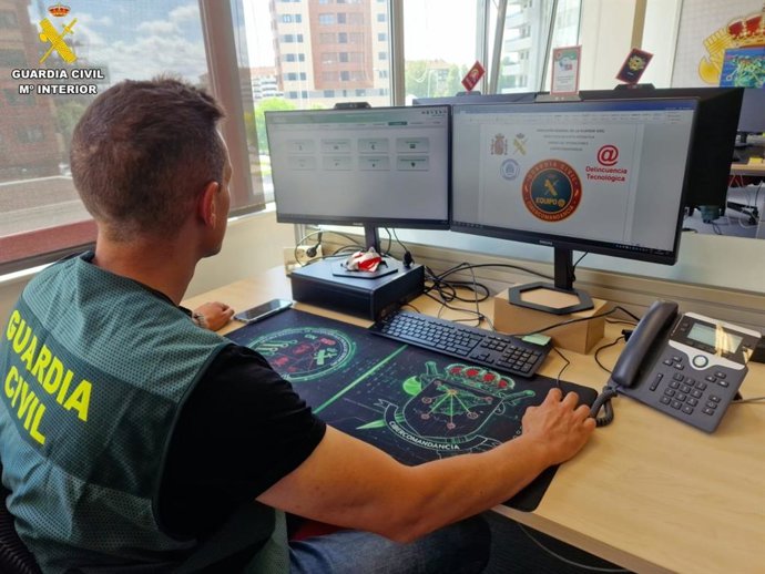 Agente de la Guardia Civil contra la ciberdelincuencia