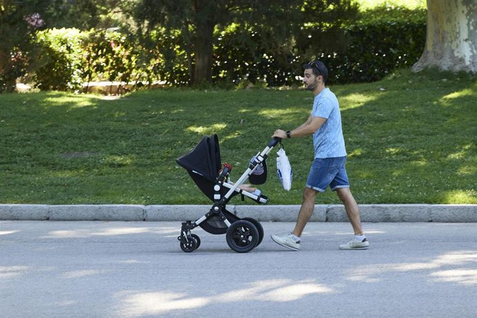Archivo - Una persona pasea con un carrito de bebé en el parque de El Retiro, a 29 de julio de 2023, en Madrid (España). El ejecutivo de Ayuso ha aprobado esta semana, en el Consejo de Gobierno, una ampliación de las ayudas a la natalidad en esta región. 