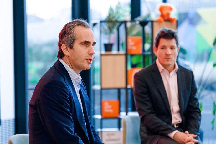 Archivo - El CEO de ING, Alfonso Tolcheff (i), y el director de Banca de Particulares de ING, Javier Montes (d), durante una rueda de prensa, en la sede de ING, a 12 de febrero de 2026, en Madrid (España). 