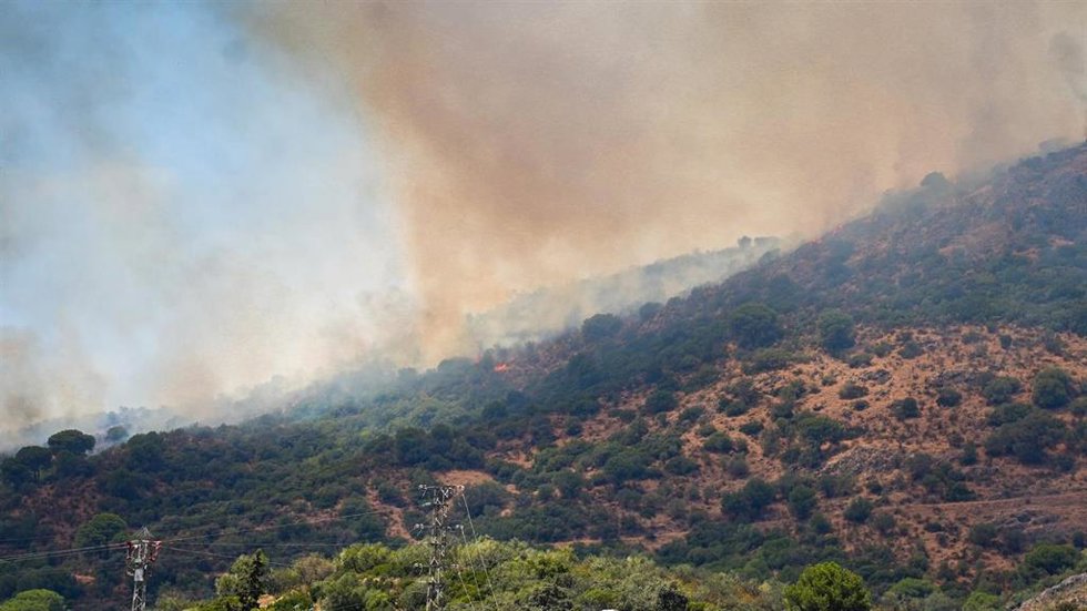 Imágenes del incendio forestal declarado en un paraje de Cerro Muriano, a 24 de julio de 2026, en Cerro Muriano, Córdoba, Andalucía (España), tras arder un camión cargado de paja en la N-432.