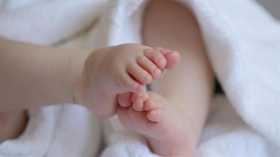 Imagen de los pies de un bebé. El Ayuntamiento de València supera las 1.500 solicitudes de ayudas de natalidad y conciliación durante el primer semestre de 2026.