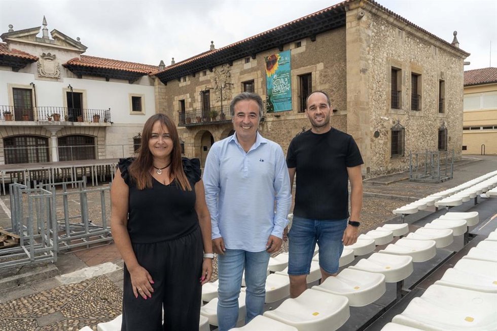 En el centro, el alcalde, Diego Movellán, en el exterior del Ayuntamiento