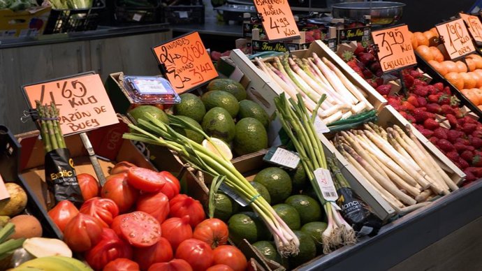 Archivo - Puesto de fruta y verdura