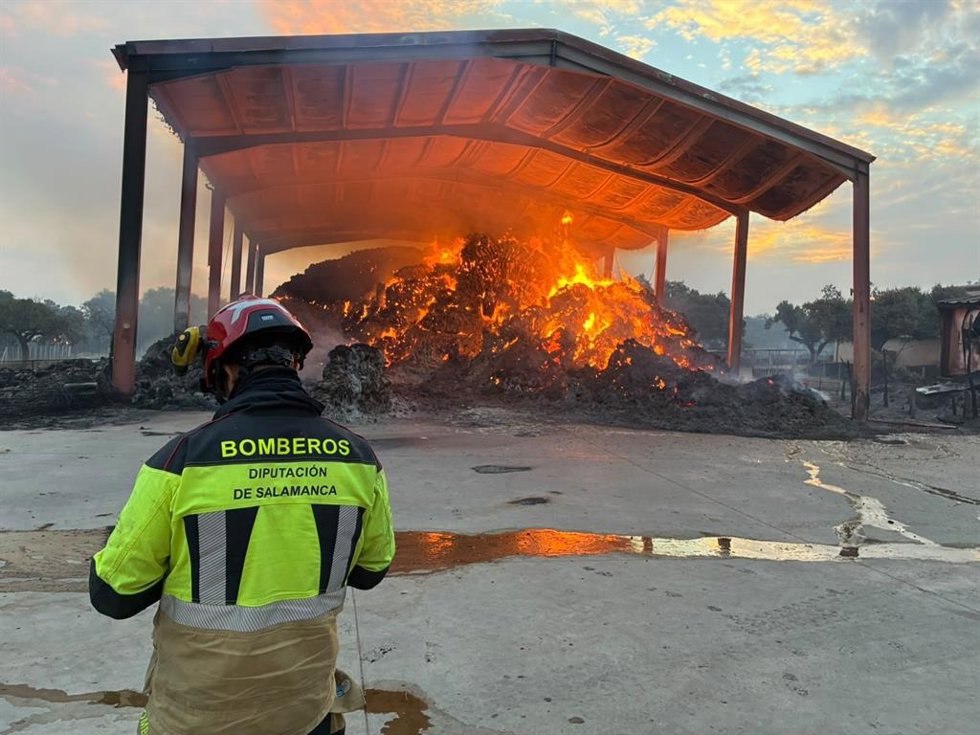 Bomberos de la Diputación de Salamanca durante su intervención en Fermoselle (Zamora).