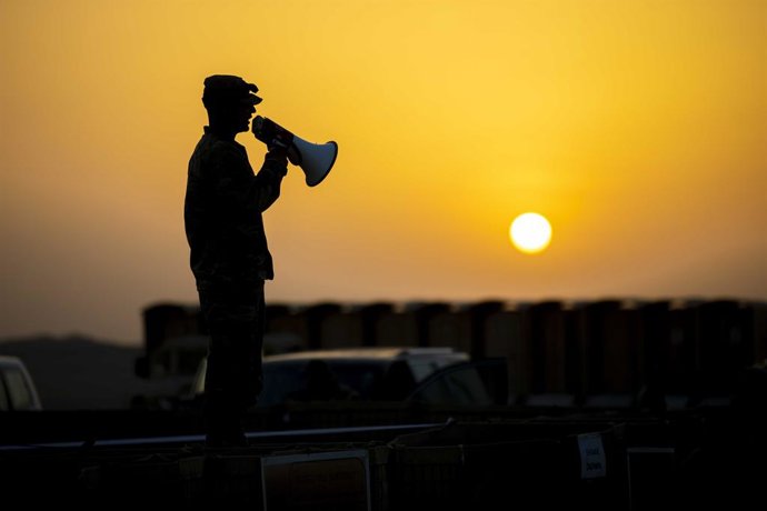 Archivo - July 9, 2022 - Camp Buehring, Kuwait - U.S. Army Capt. Danny Garcia with 90th Aviation Support Battalion (ASB), 11th Combat Aviation Brigade (CAB), speaks through a megaphone at a training site near Camp Buehring, Kuwait, July 9, 2022. U.S. Sold