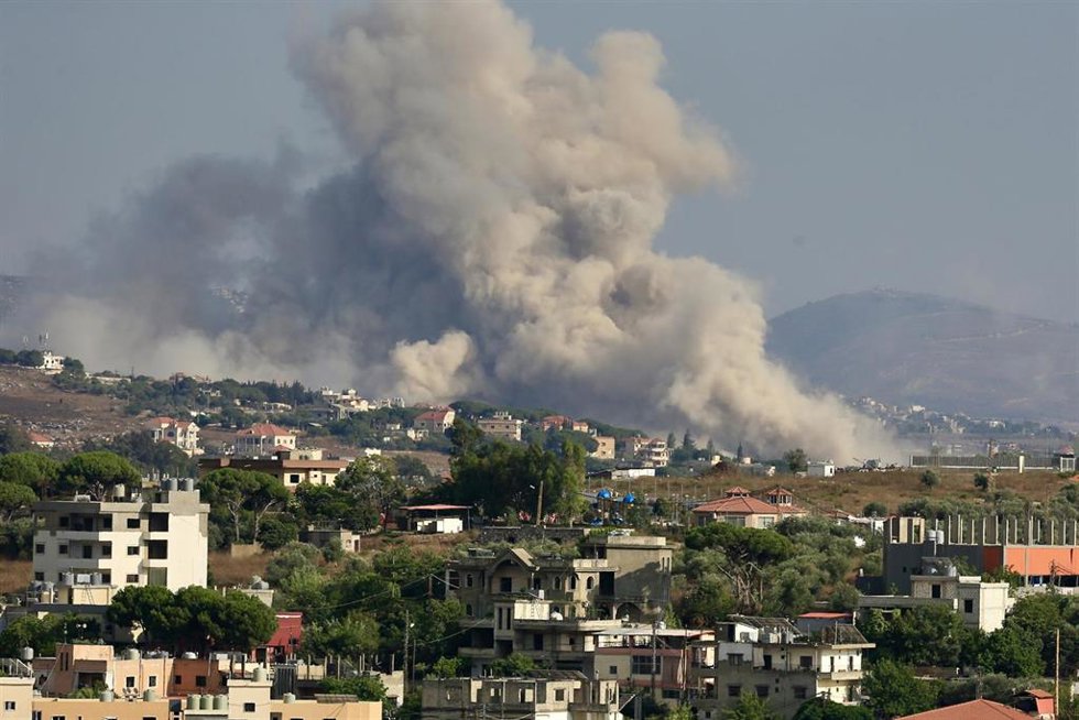 Columna de humo sobre las casas de Kfar Tebnit tras los bombardeos del ejército israelí en Nabatiyé, en el sur del Líbano.
