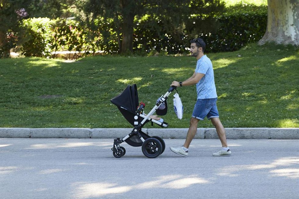 Archivo - Una persona pasea con un carrito de bebé en el parque de El Retiro, a 29 de julio de 2023, en Madrid (España). El ejecutivo de Ayuso ha aprobado esta semana, en el Consejo de Gobierno, una ampliación de las ayudas a la natalidad en esta región. 