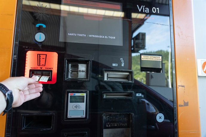 Una persona introduce un ticket en un peaje de la AP - 68, a 21 de julio de 2026, en el País Vasco (España).