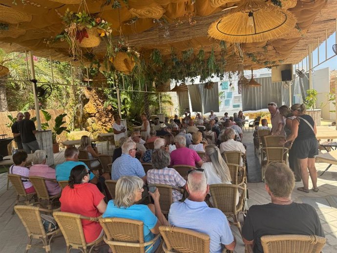 Asistentes a la primera asamblea del 'Grupo de Trabajo del Fuego en Bédar' (Almería).