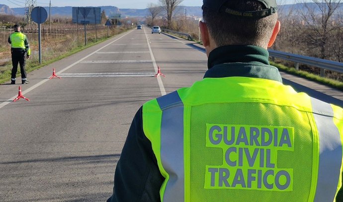 Archivo - Agentes de la Guardia Civil de Tráfico en una imagen de archivo..