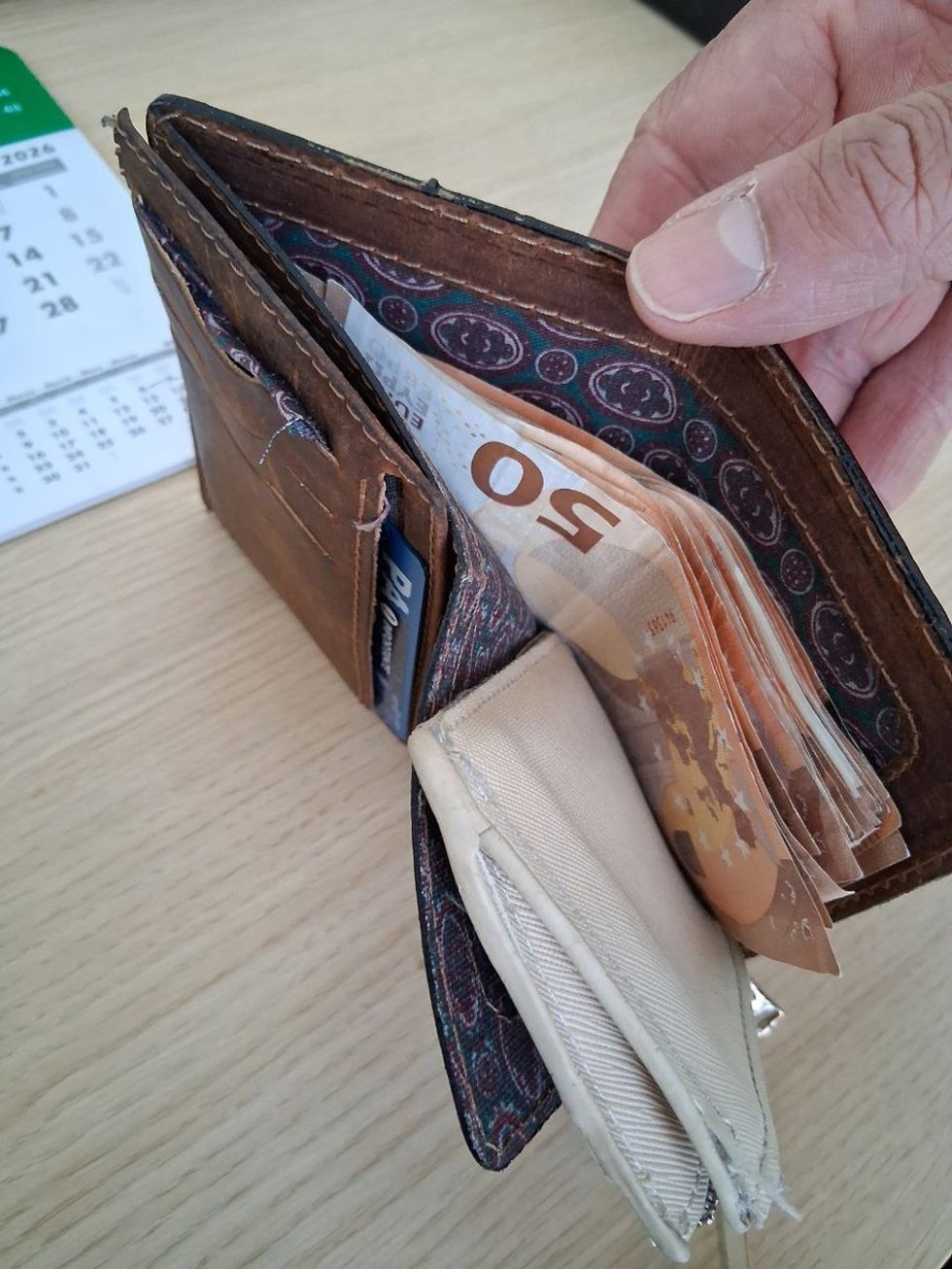 Archivo - Cartera con dinero.