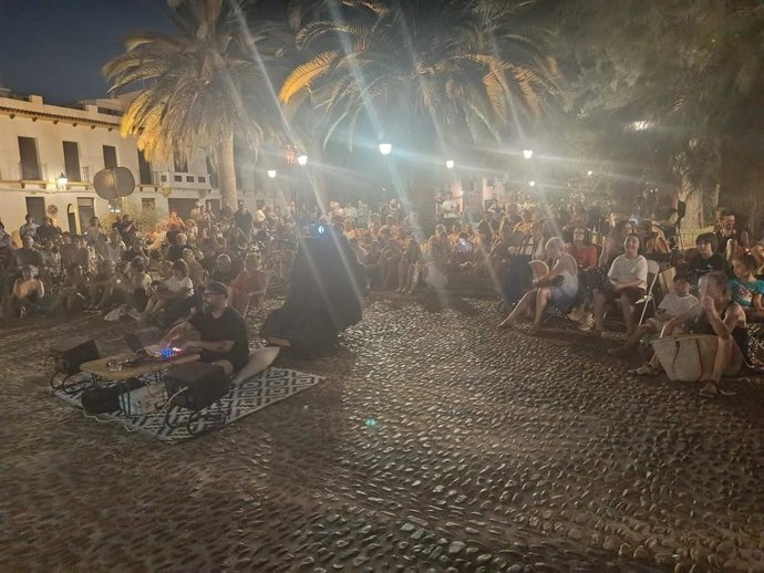 Asistentes a la proyección en la Plaza de la Magdalena.