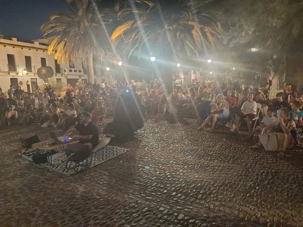 Asistentes a la proyección en la Plaza de la Magdalena.
