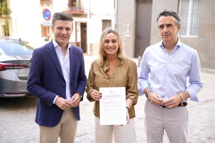 La alcaldesa de Granada, Marifrán Carazo, con la moción que irá a pleno sobre las conexiones ferroviarias.
