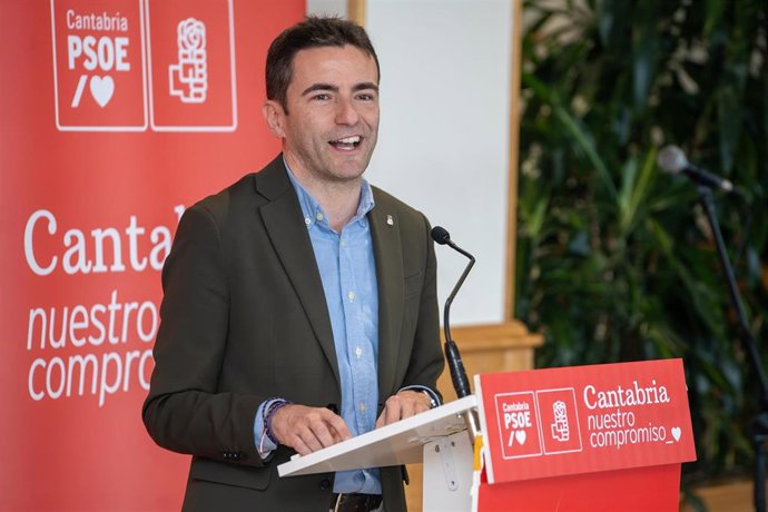 Archivo - El secretario general del PSOE de Cantabria, Pedro Casares