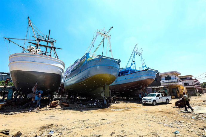 Archivo - Barcos en construcción en un astillero a orillas del río Nilo, en la provincia de Damieta.