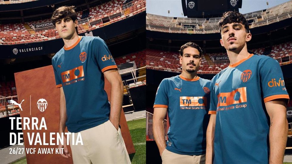 Los futbolistas Javi Guerra, Diego López y Filip Ugrinic posando con la nueva segunda equipación del Valencia CF para esta temporada 2026-27.